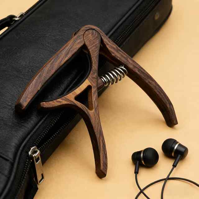 Каподастр для гітари – аксесуар музиканту, темне дерево, мішечок в подарунок - 1 фото товару