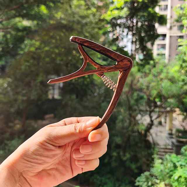 Каподастр для гітари – чорний, АБС-пластик, 9x18см, універсальний, портативний. - 1 фото товару